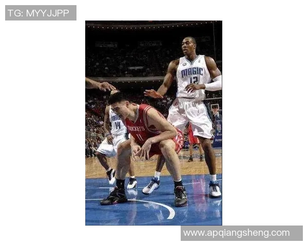 姚明胳膊伸直展现篮球巨星风范与运动员拼搏精神的完美结合 姚明胳膊伸直展现篮球巨星风范与运动员拼搏精神的完美结合